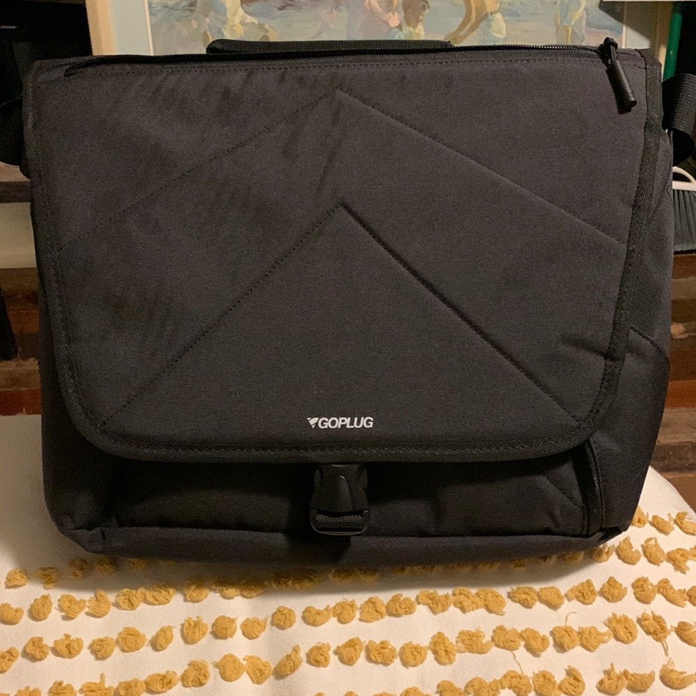GOPLUG Messenger Bag NWT